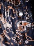 Maxi šaty s paisley potlačou v zavinovacom vzhľade Création L Premium, modré