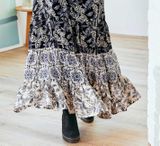 Maxi sukňa s potlačou a volánom Linea Tesini, čierno-farebná