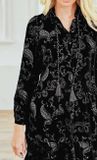 Šaty s potlačou Paisley Linea Tesini, čierno-strieborné