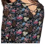 Šaty s kvetinovou potlačou a šnurovaním Aniston, čierno-farebné